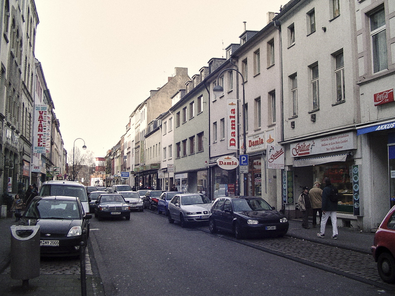 Was diese Straße in Köln mit dem Plattenpapzt zu tun hat, erfahrt ihr in der Folge.
(Photo (Edited): Keupstrasse by A.Savin, CC BY-SA 3.0 https://creativecommons.org/licenses/by-sa/3.0, via Wikimedia Commons)